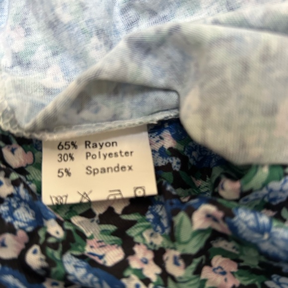 NWOT Pretty Floral Top - Picture 8 of 8